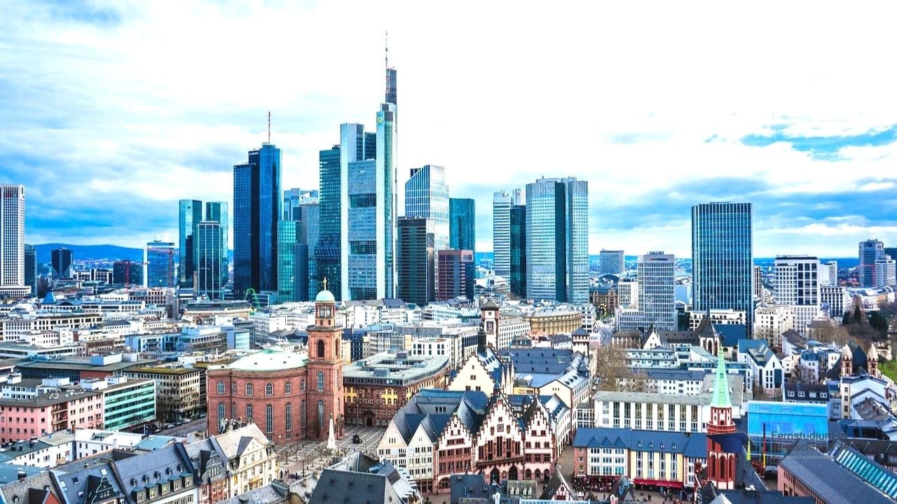 Fernstudium Finance Frankfurt Skyline